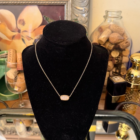 Kendra Scott Jewelry - EUC Authentic Kendra Scott Elisa Rose Gold Pendant Necklace in Iridescent Drusy